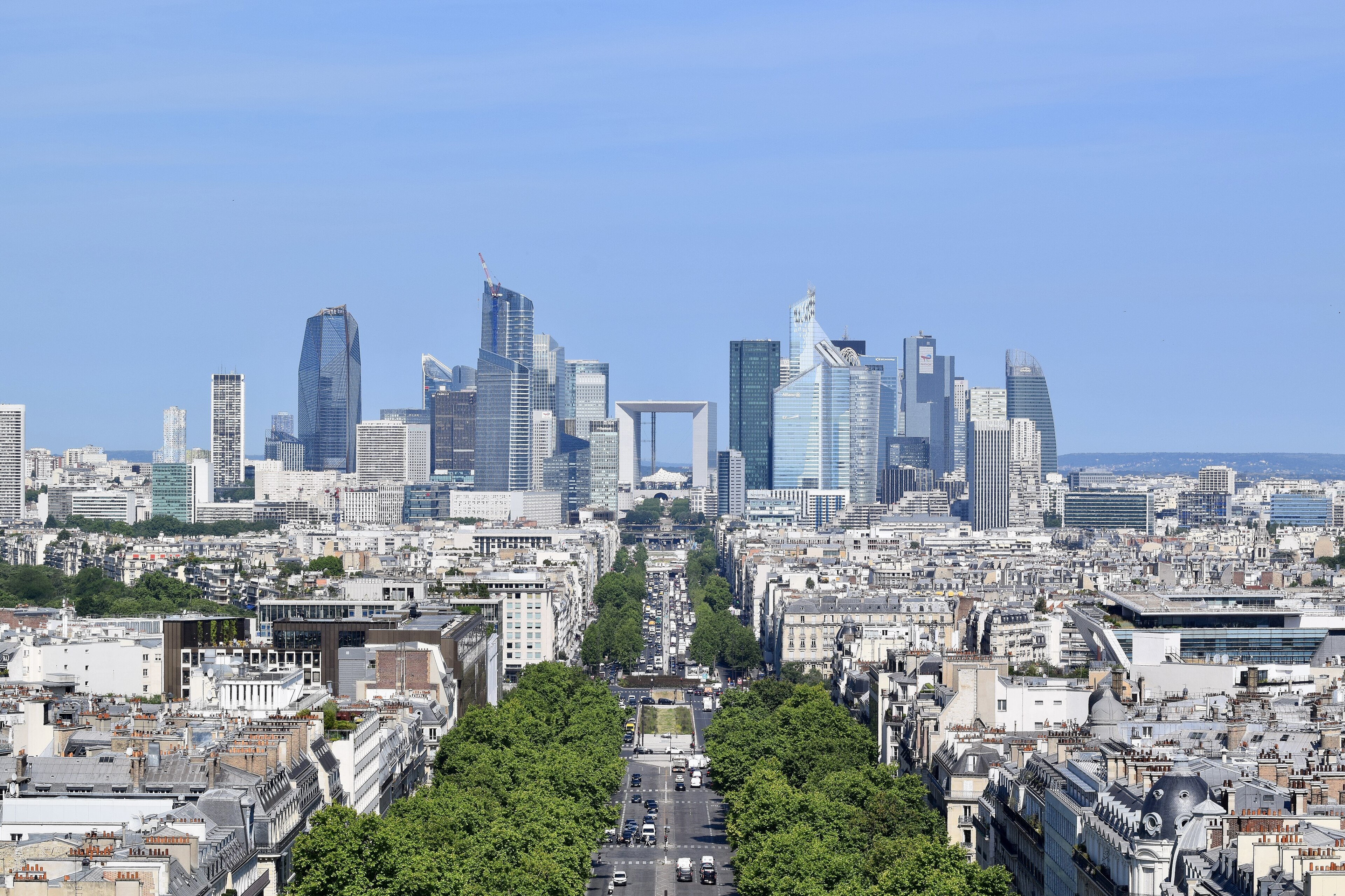 Skyline de La Défense vue dans l’axe de l’avenue de la Grande-Armée, Grande Arche au centre, juin 2025.