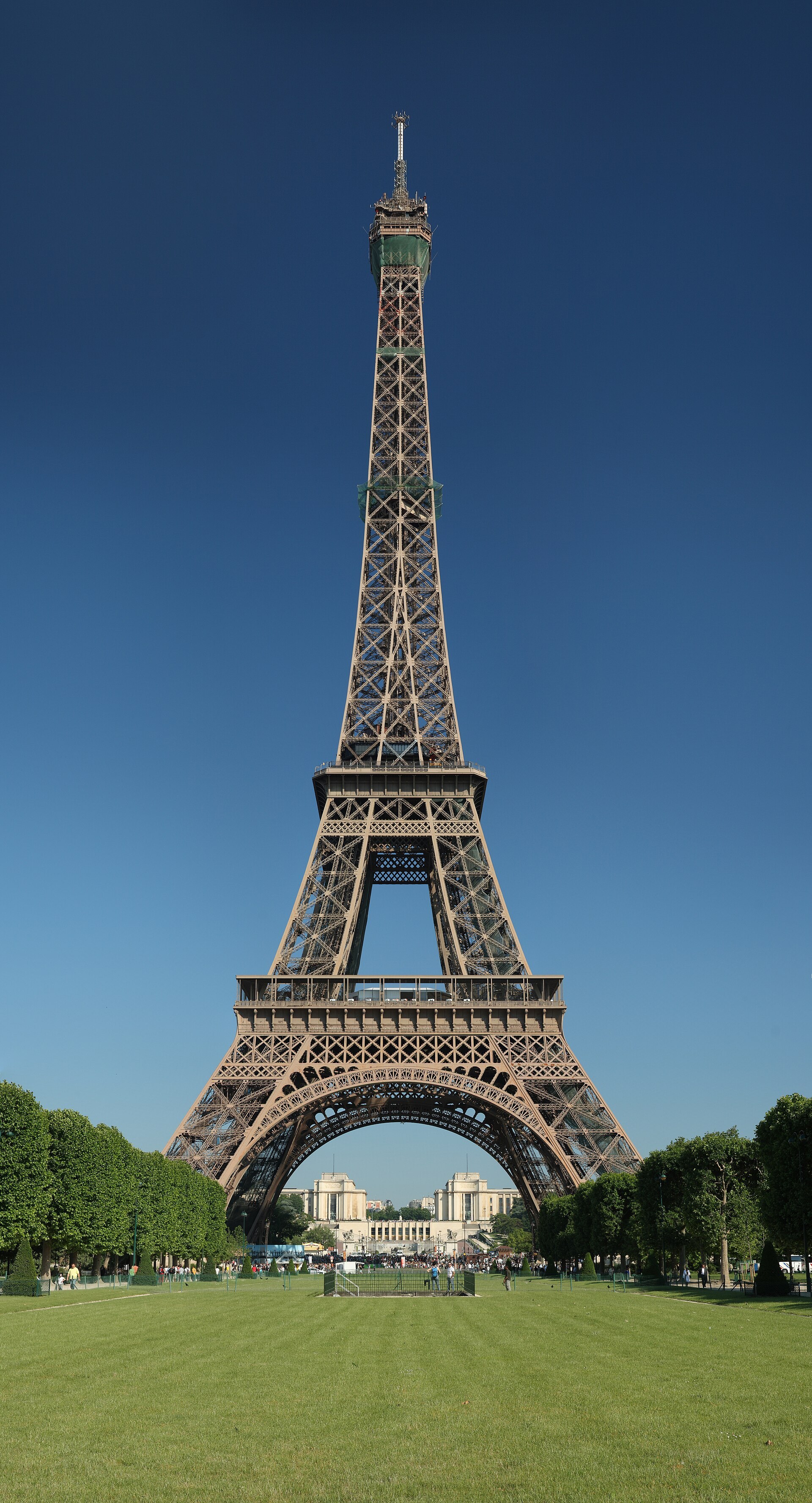 Tour Eiffel vue du Champ-de-Mars, pelouse, palais de Chaillot dans l’arche, bande verte en tête de flèche.