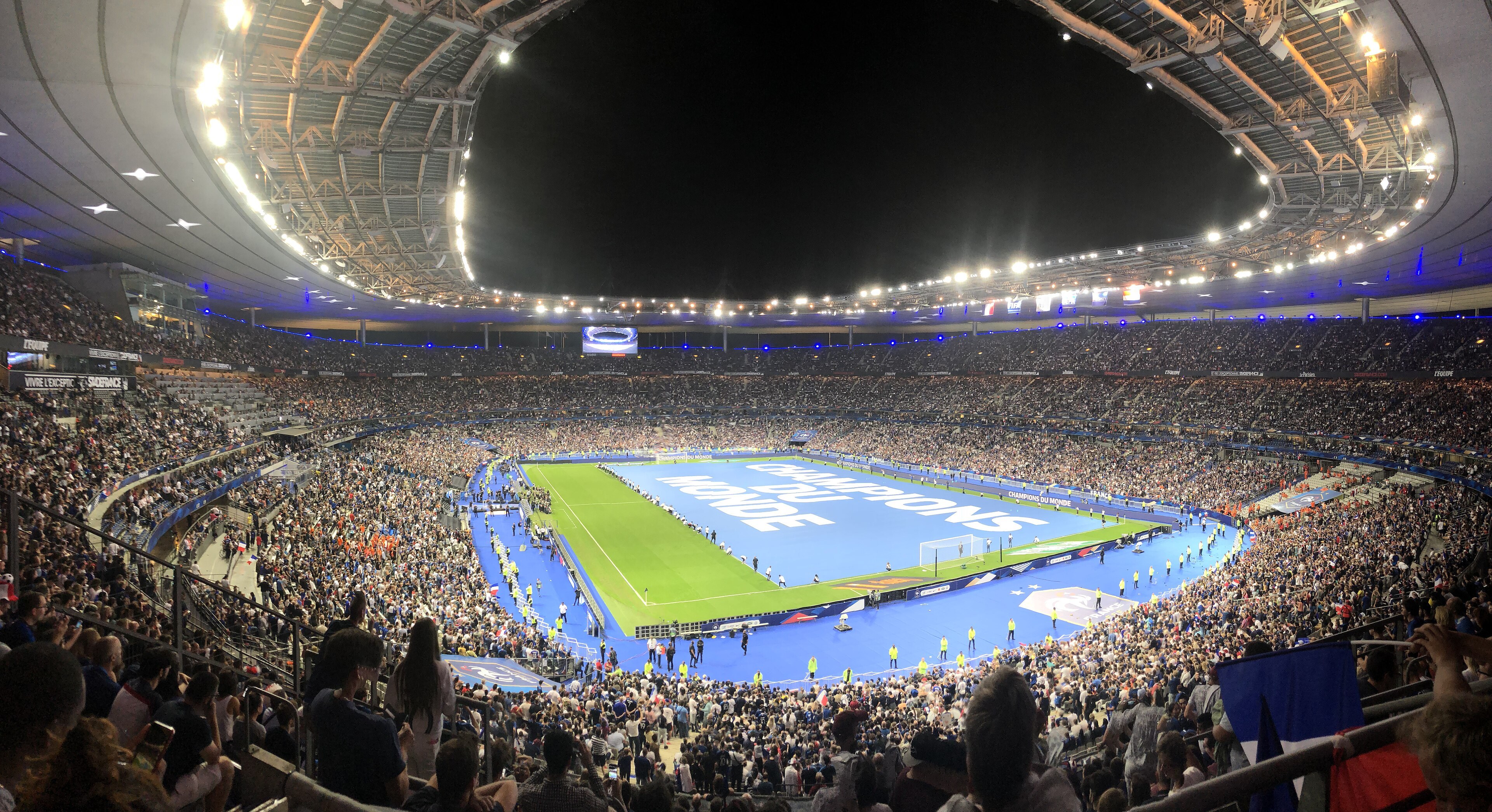 Stade de France de nuit, tribune pleine, pelouse et piste bleue, match de football (Ligue des nations 2018).